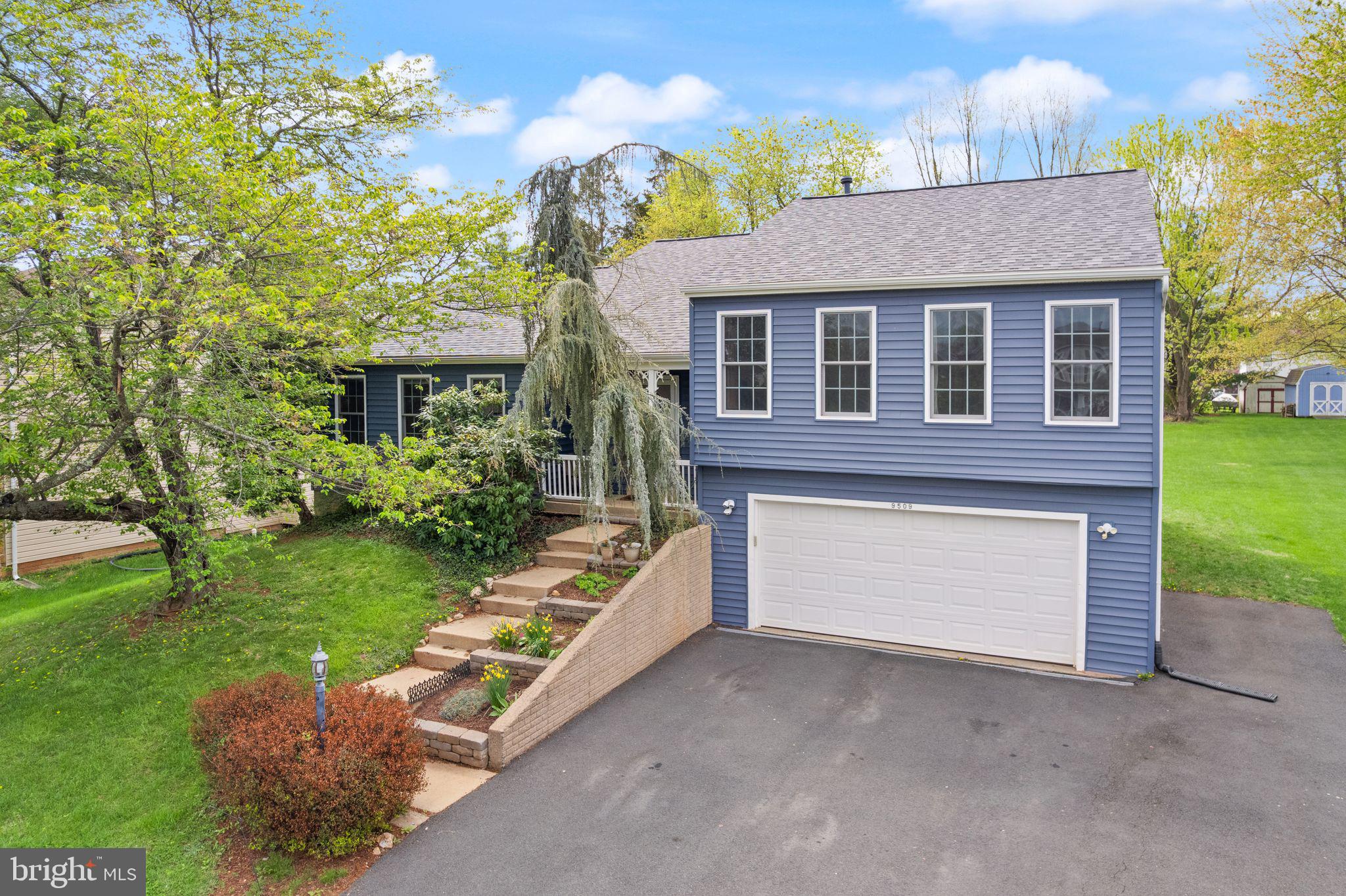 COUNTRY ROADS - Residential