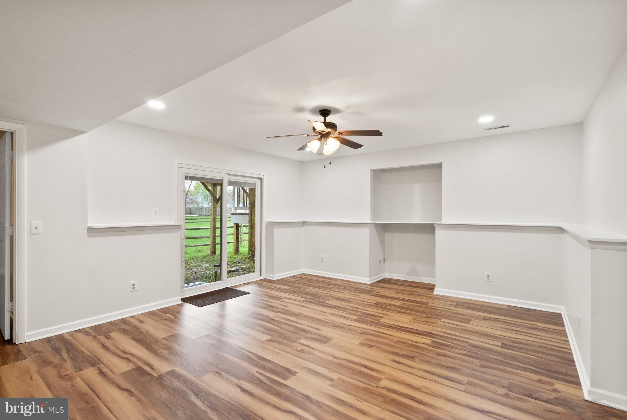 COUNTRY ROADS - Residential