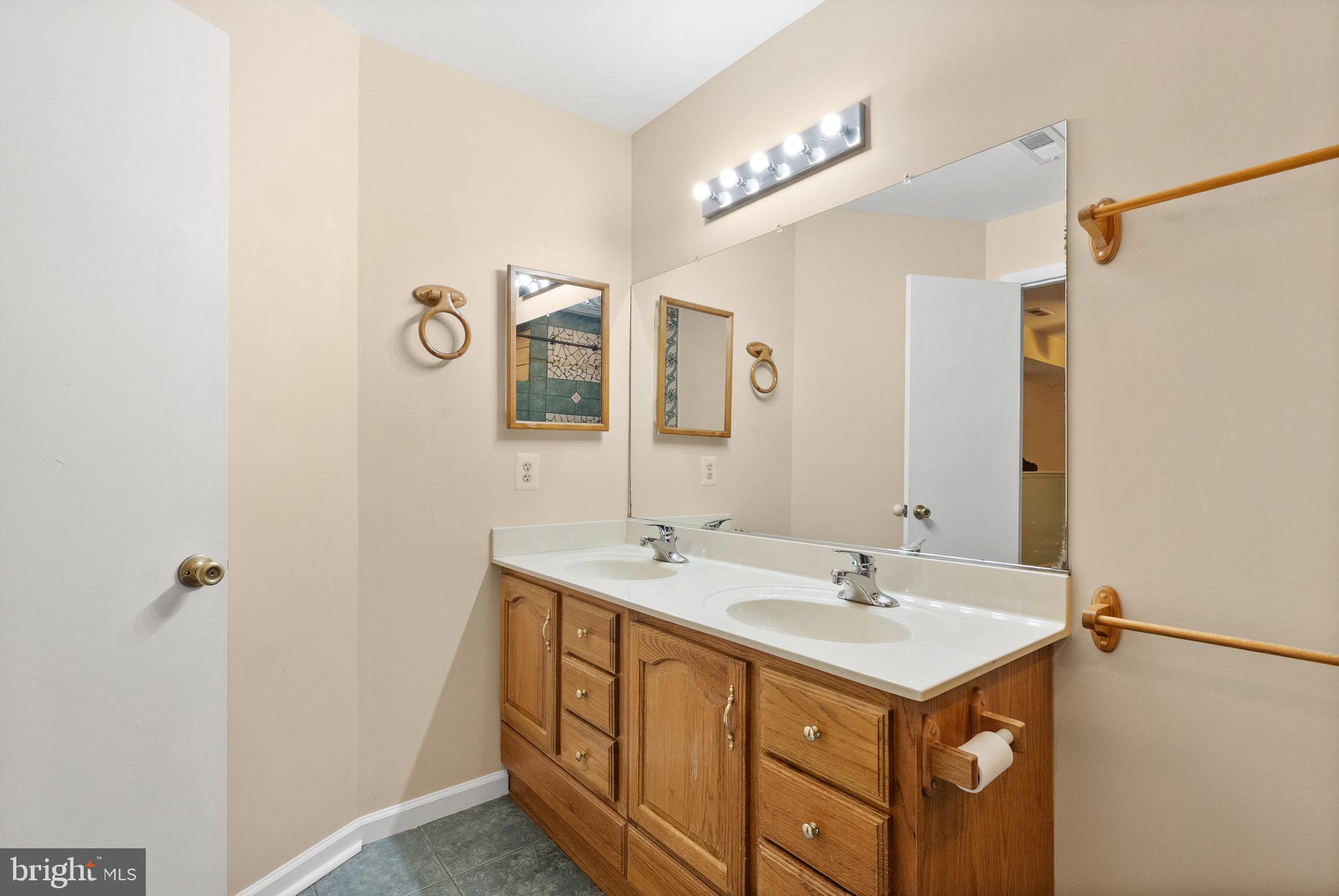 COUNTRY ROADS - Residential