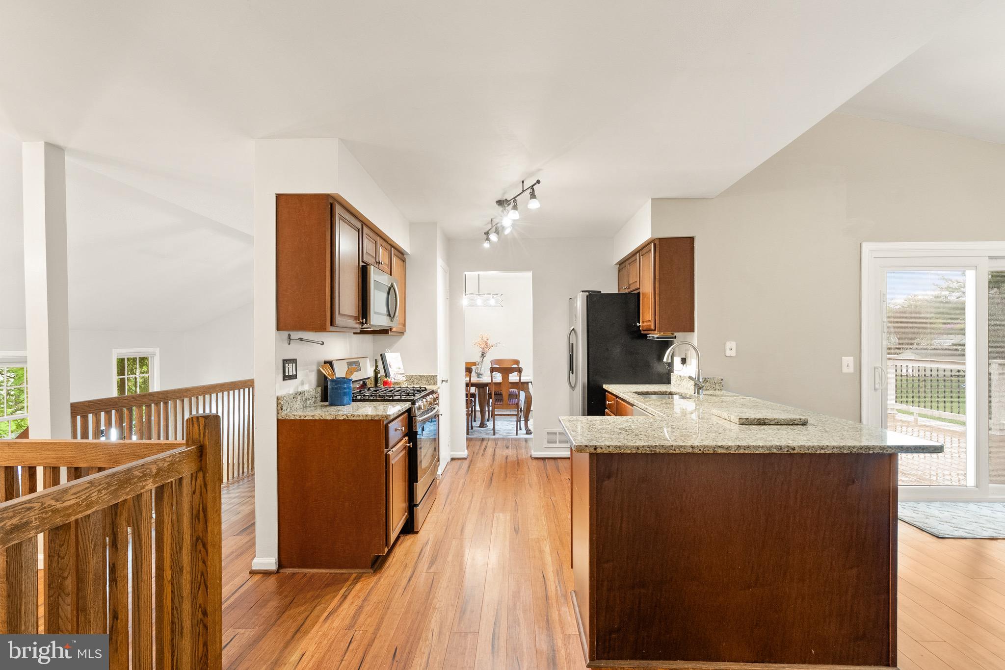 COUNTRY ROADS - Residential