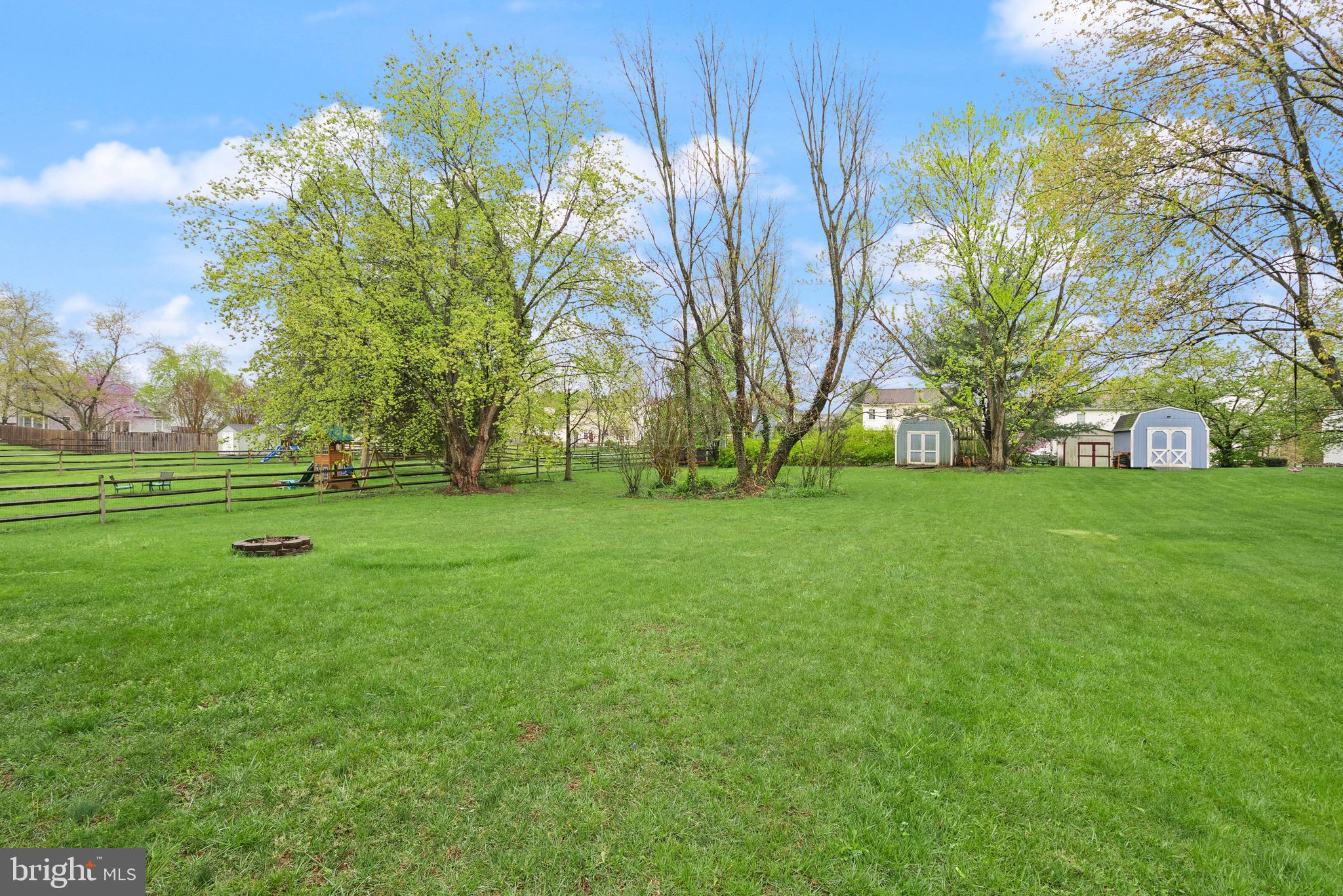 COUNTRY ROADS - Residential