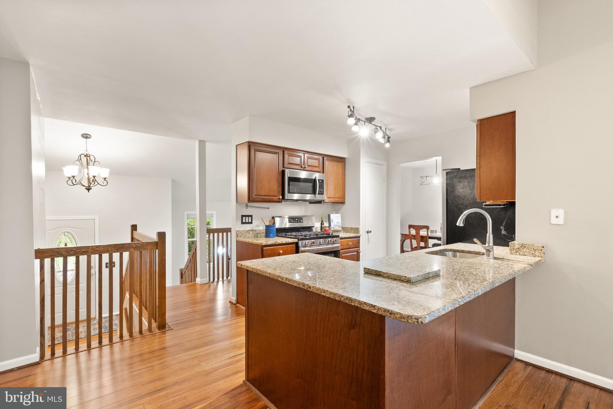 COUNTRY ROADS - Residential