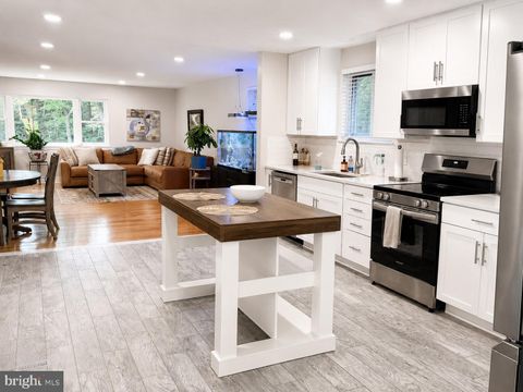 Photo of 5010 Gainsborough Drive, FAIRFAX, VA 22032 (MLS # VAFX2330438)