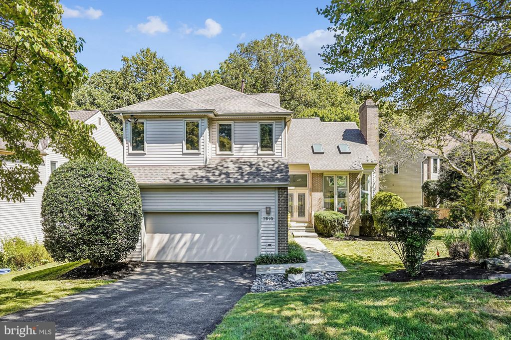 Photo of 7919 Lakenheath Way, POTOMAC, MD 20854 (MLS # MDMC2198282)