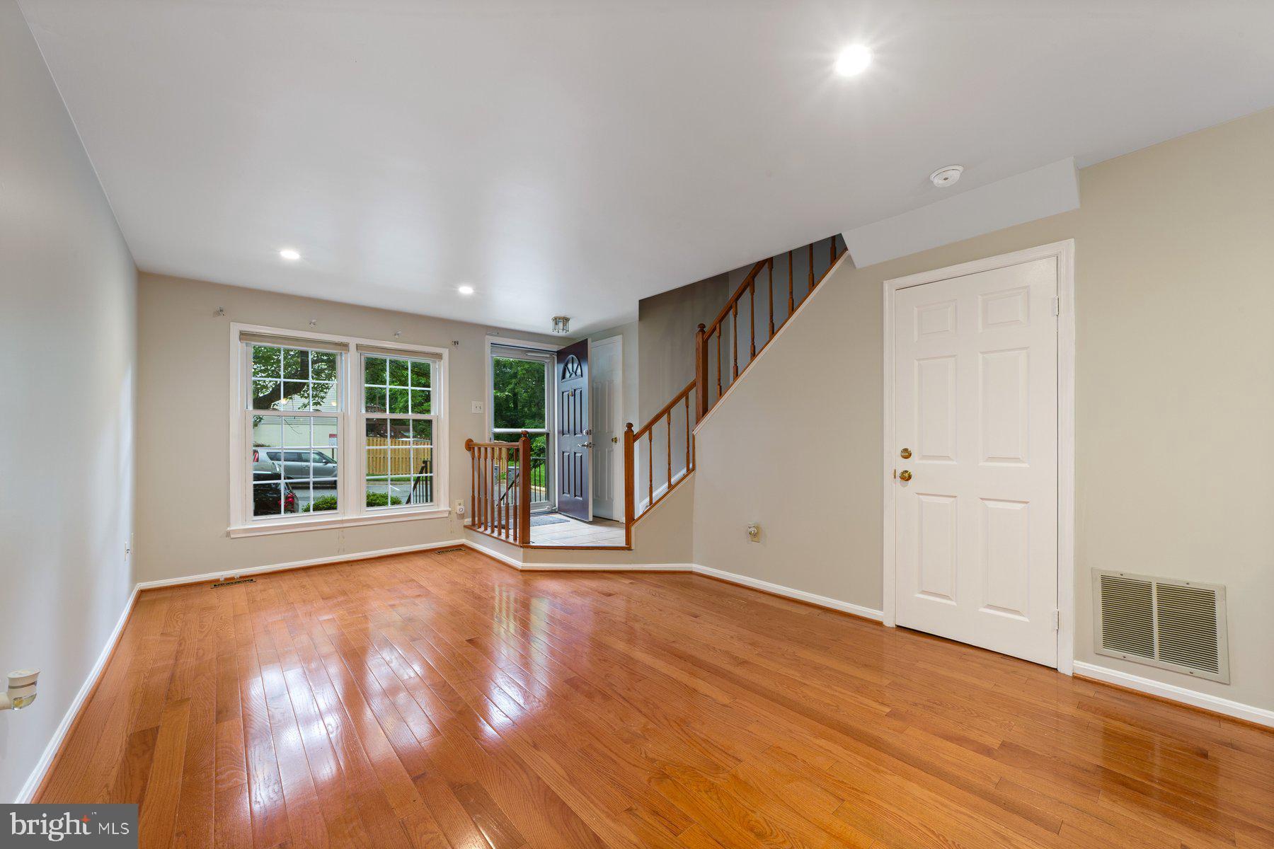 SOUTH KINGS STATION - Residential Lease