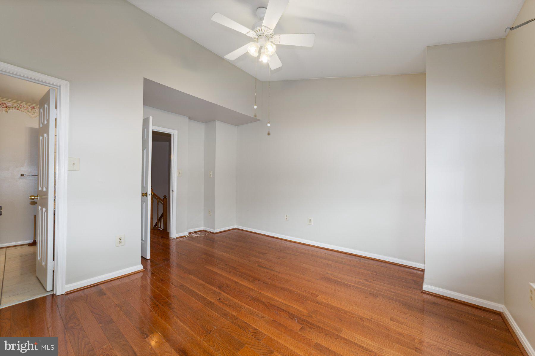 SOUTH KINGS STATION - Residential Lease