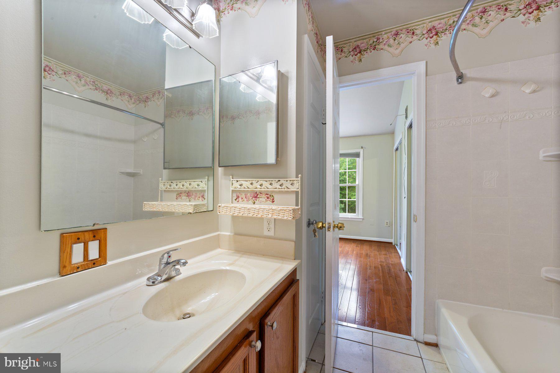 SOUTH KINGS STATION - Residential Lease