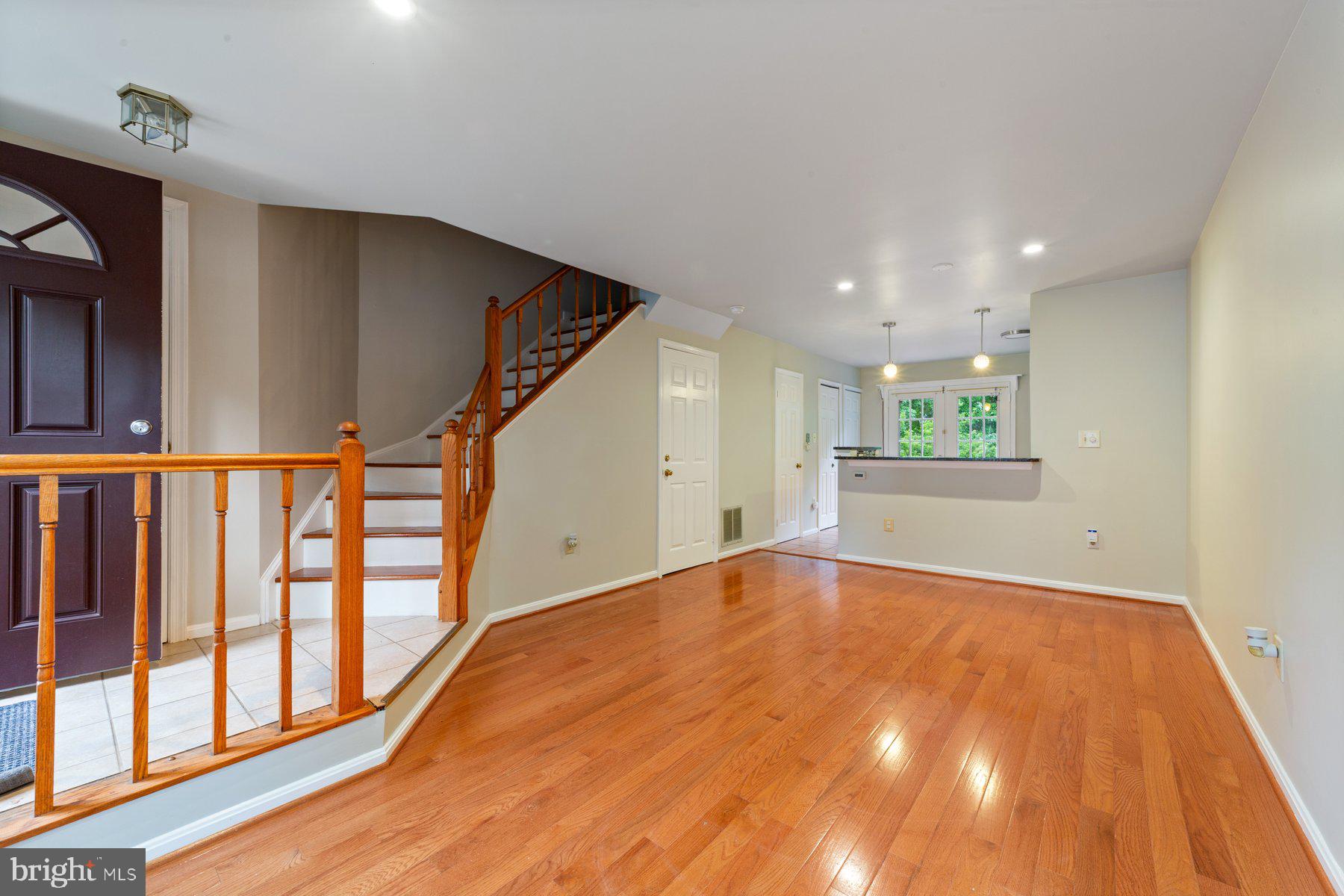 SOUTH KINGS STATION - Residential Lease