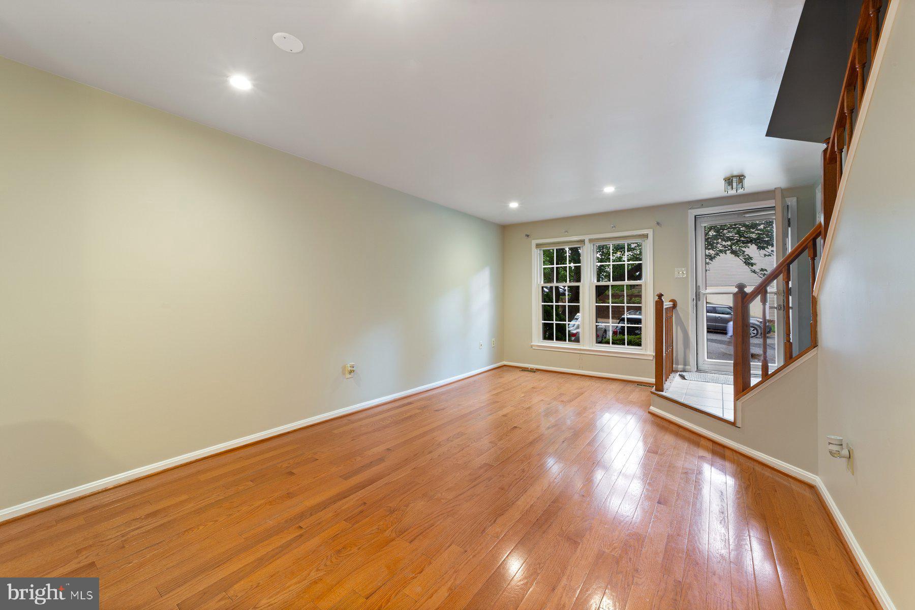 SOUTH KINGS STATION - Residential Lease