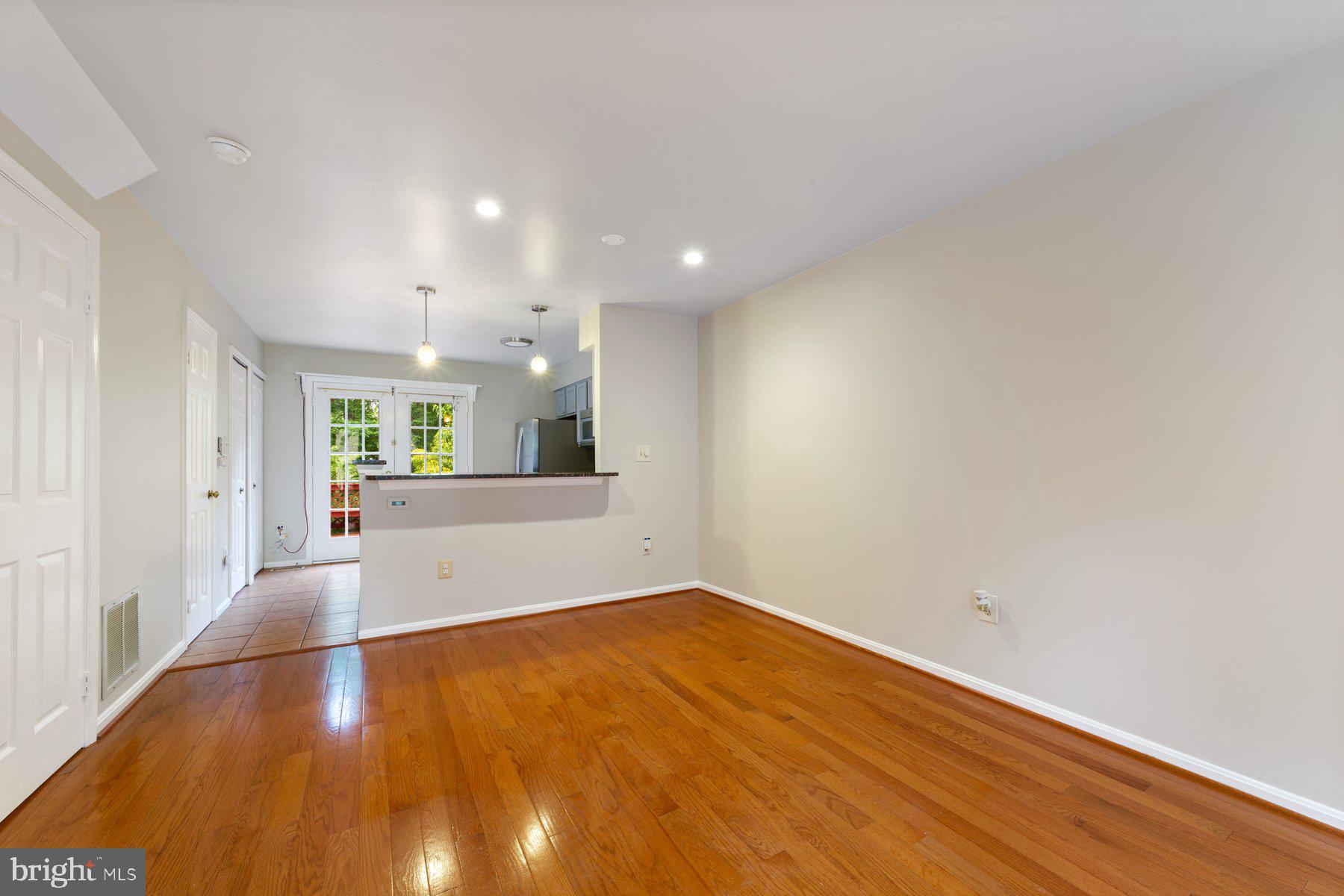 SOUTH KINGS STATION - Residential Lease