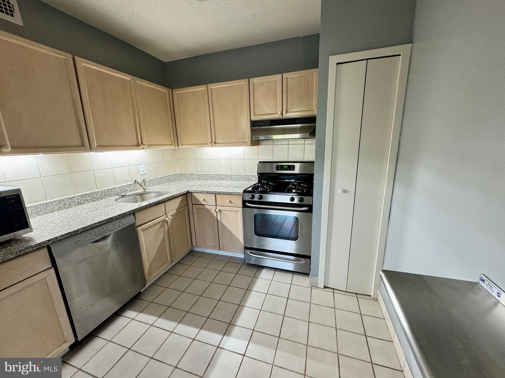 PROMENADE TOWERS - Residential Lease