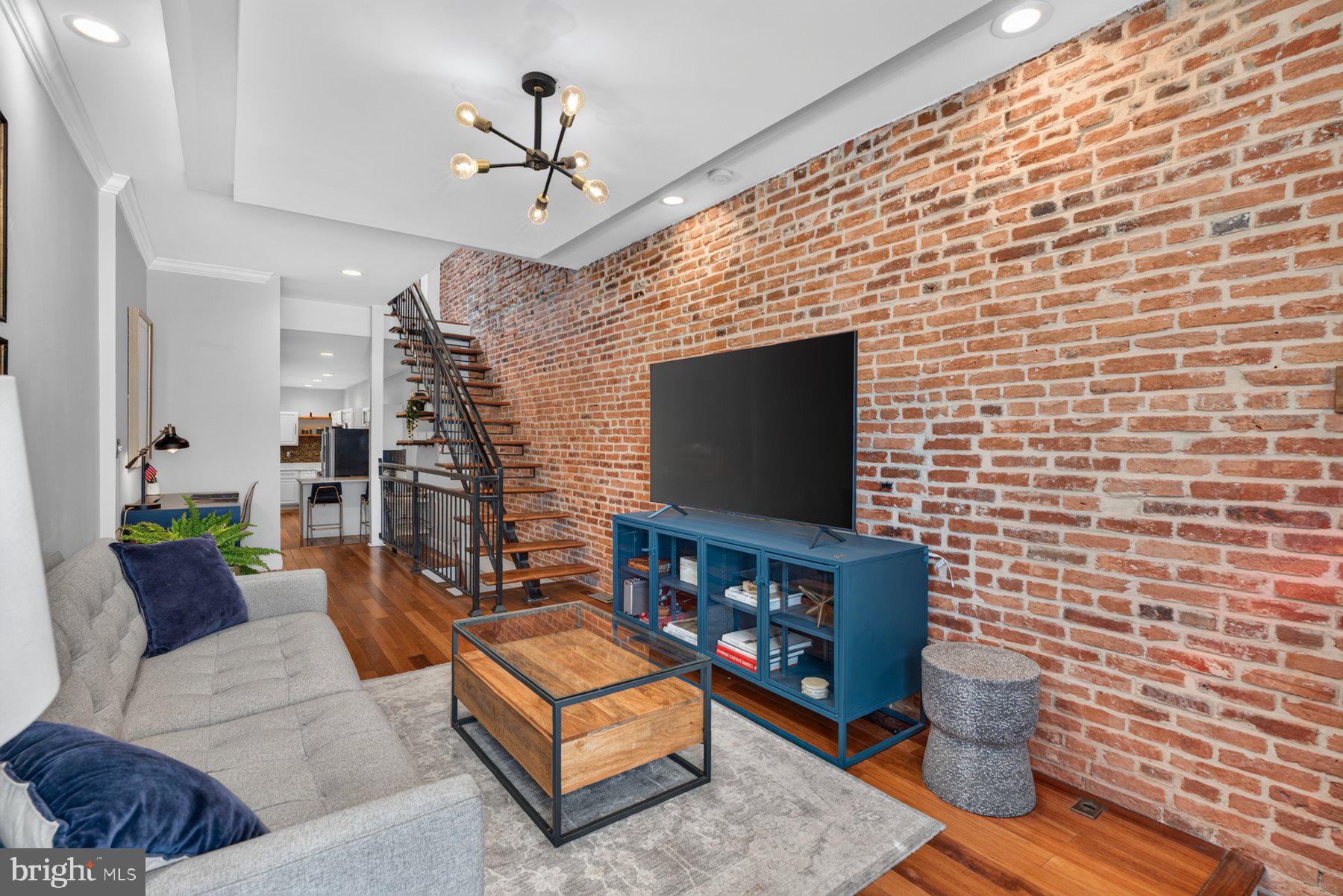 830 S LUZERNE AVENUE