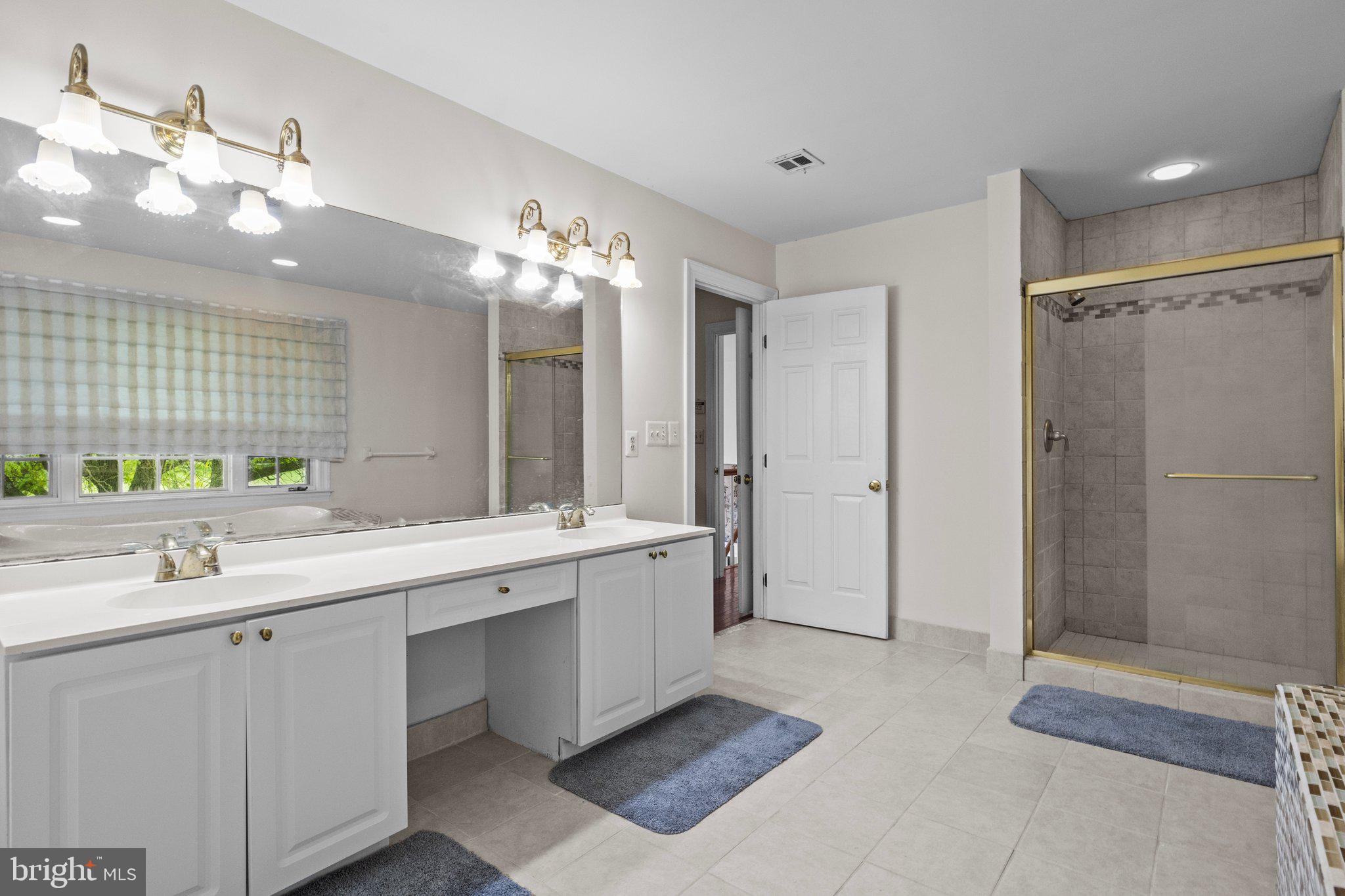 VILLAGE BLACKSHIRE - Residential