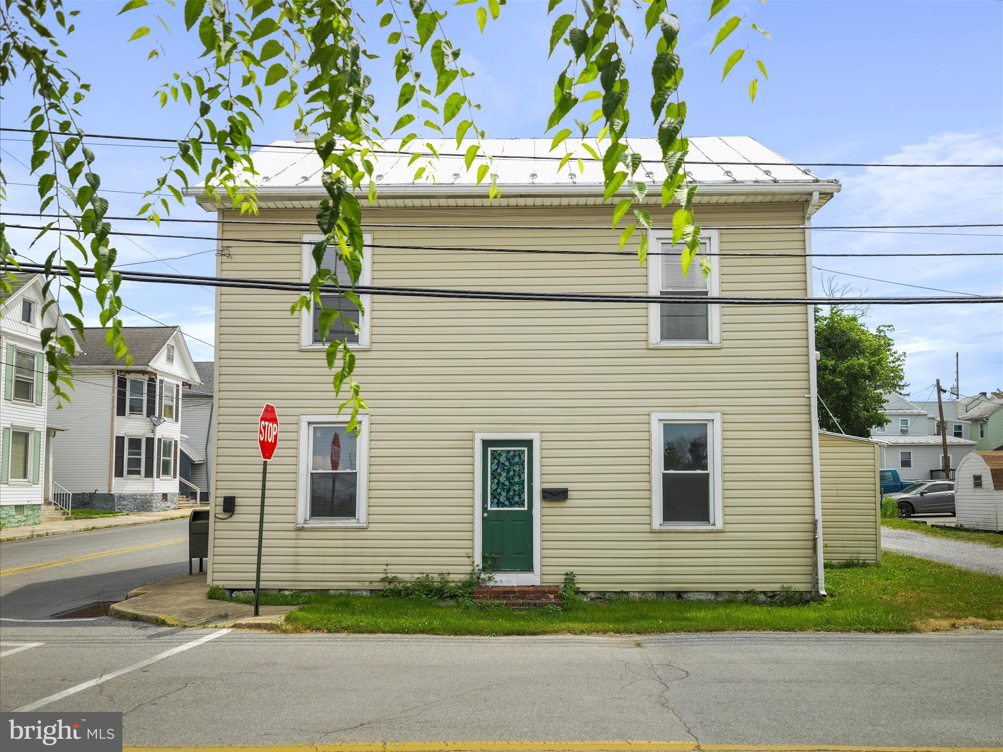 Great location, Offs street parking, walking distance to the University and shopping 4 bedrooms, 3 full baths and laundry.