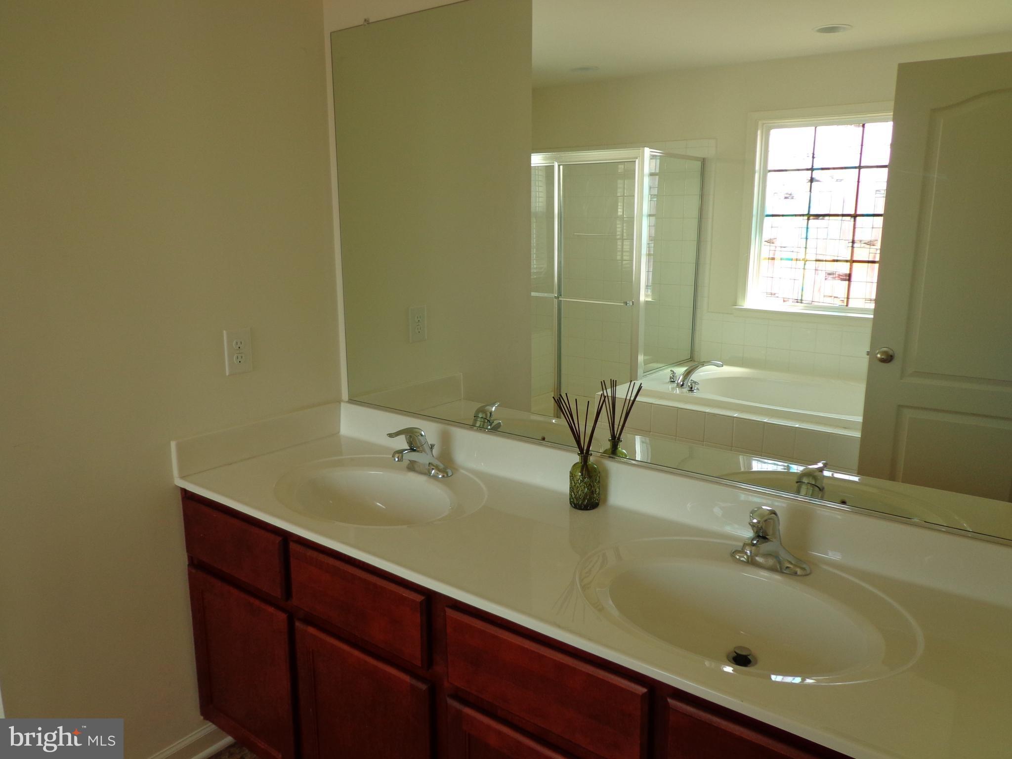 LAKELAND PLACE - Residential Lease