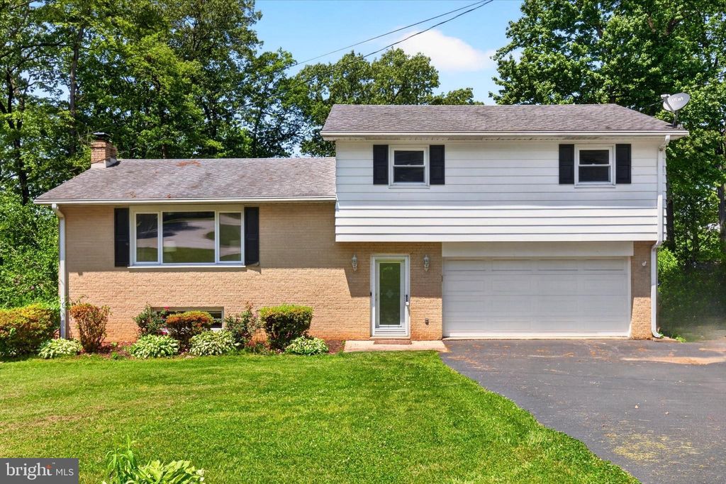 Photo of 328 Blue Ridge Drive, YORK, PA 17402 (MLS # PAYK2103252)