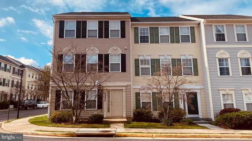 End unit townhouse with detached 2 car garage for rent. 3 bedrooms  and 3.5 bath on 3 finished levels.  Spacious living and dining area.  Open kitchen with center island.  Lower level has recreation room and fireplace. Private rear deck.  Bright and spacious rooms. Easy access to major highway. House will be professionally cleaned and carpet steam cleaned before lease starts.