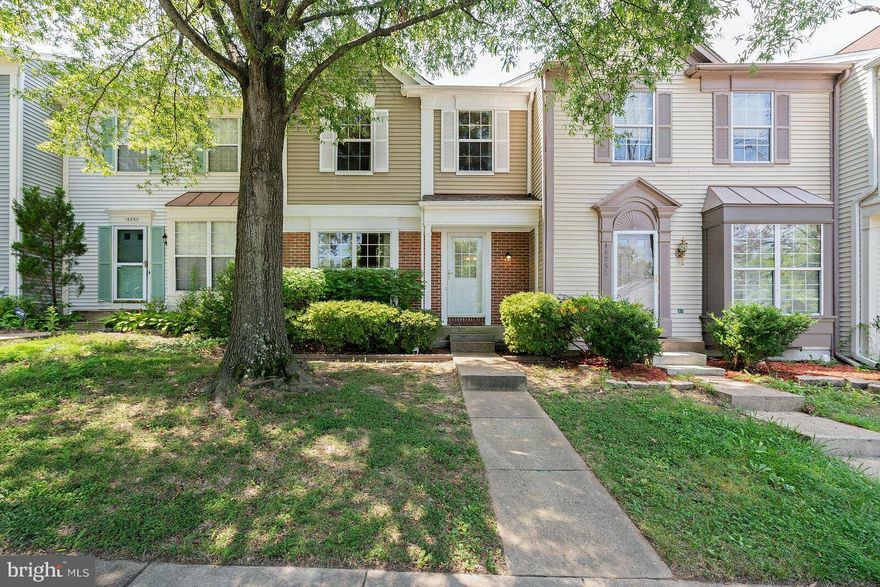 Beautiful, updated and maintained townhome in the River Oaks Community. Features on the main level
include an oversized kitchen with SS appliances, granite countertops, large pantry and tons of cabinet
space, a large living room and a dining room, and a half bath. The upper level includes a master bedroom
with walk in closet and a luxurious master bath with soaking tub and separate shower, two additional
bedrooms and a full bath. The walk out basement features a large rec room with wood burning fireplace and
a full bath. Enjoy the outdoors on the deck or fenced backyard!
