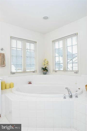 EAST HILL - Residential Lease