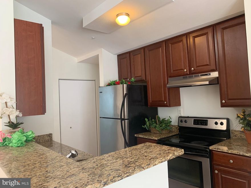 Beautiful 1bd, 1 ba top floor with hardwood floor on the living and dining area, new panting entired house in the heart of Gaithersburg, jupdated kitchen with grantic couter top, washer and dryer in the unit, walking distance to grocery stone, library, costco , easy to major highway and bus.