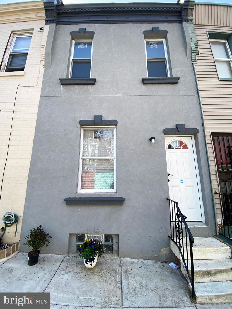 Welcome to 236 W Atlantic 📍– a beautifully renovated gem! 💎 Step inside this modern two-bedroom, 🚽1.5-bath home featuring central A/C. As you enter, you'll be greeted by sleek new laminate floors throughout. ✨The spacious living room flows seamlessly into the kitchen/dining area, which boasts granite countertops, stylish backsplash tiles, and stainless steel appliances. 🌟At the rear of the kitchen, you'll find a convenient half bath and laundry area. Upstairs, the freshly painted walls create a bright and inviting atmosphere, while the full ceramic-tiled bathroom adds a touch of elegance.🏡🛋️
Don’t miss out on this incredible opportunity—bring your buyers to see it today and watch them fall in love with this one-of-a-kind home! 🤑 (The property was virtually staged)