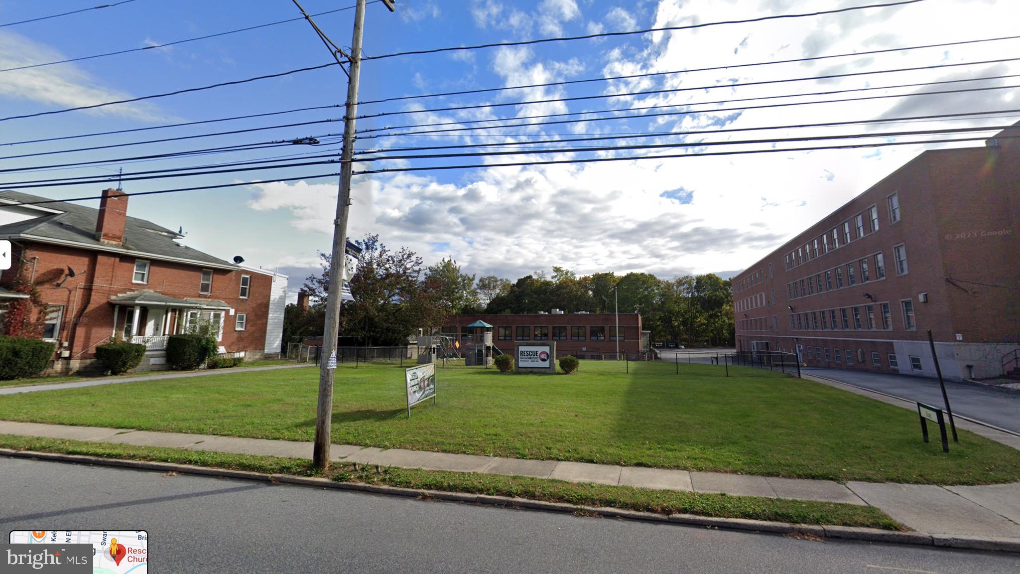 Main image without alt text