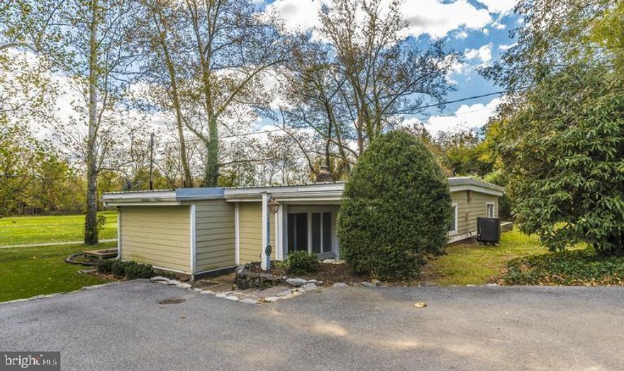 Best deal in Fountain Head! Maintenance free, this property sits on a double lot zoned for residence and some small businesses and is on # 15 green of Fountain Head Country Club! Exterior is hardi plank to match the country club and roof is fairly new metal. Travertine floors throughout, the kitchen is upgraded with stainless steel appliances and granite counters. 2.5 baths all have granite counters and travertine floors! New concrete patio to sit and enjoy the golfers pass by and make their shots! Priced to sell! Won’t last! Owner is related to listing agent.