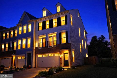 Townhouse For Sale - 25294 Arrowroot Terrace<br/> CHANTILLY, VA 20152