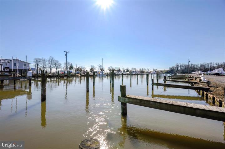 BREEZY POINT - Residential