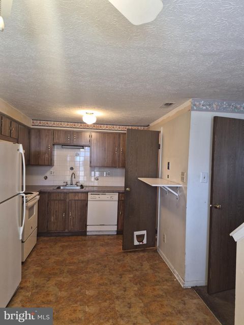 Townhouse For Sale - 1910 Greenwood Drive<br/> LINDENWOLD, NJ 08021