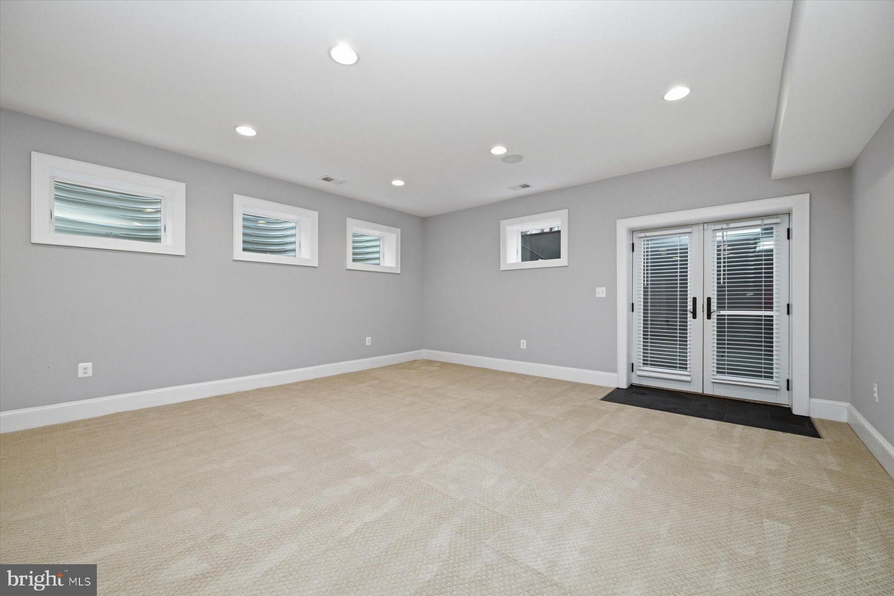 CRESCENT HILLS - Residential