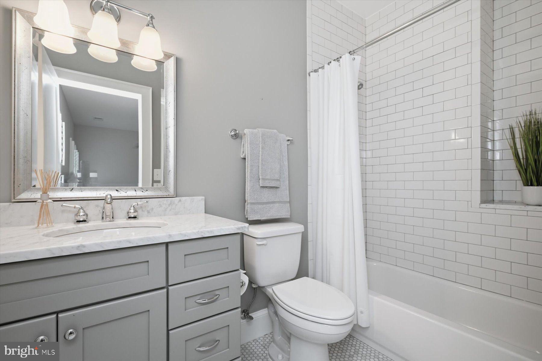 CRESCENT HILLS - Residential