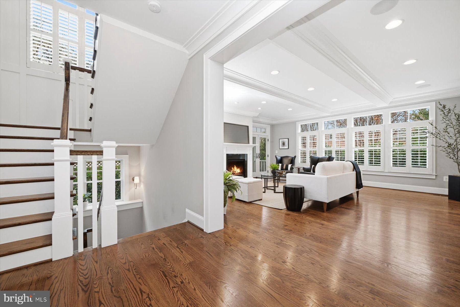 CRESCENT HILLS - Residential