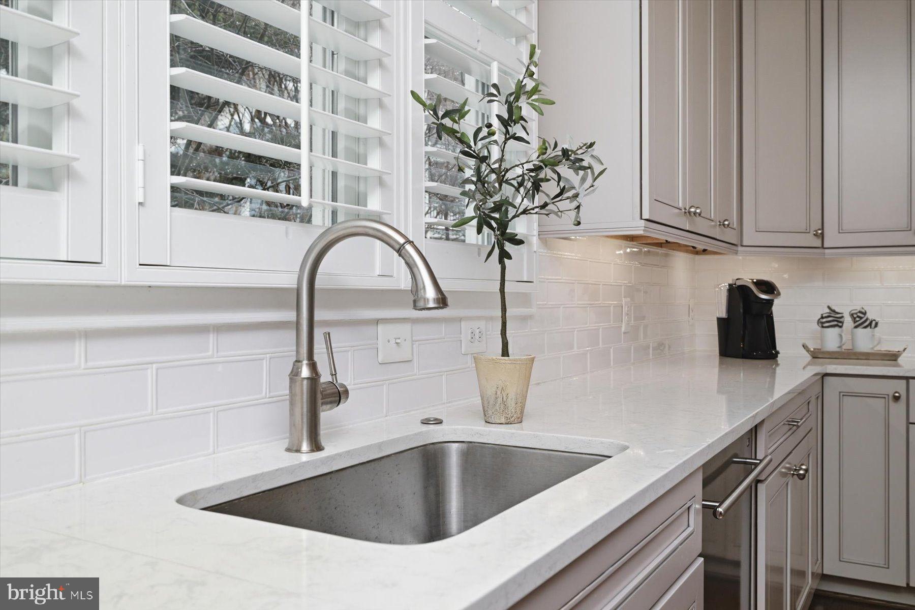 CRESCENT HILLS - Residential