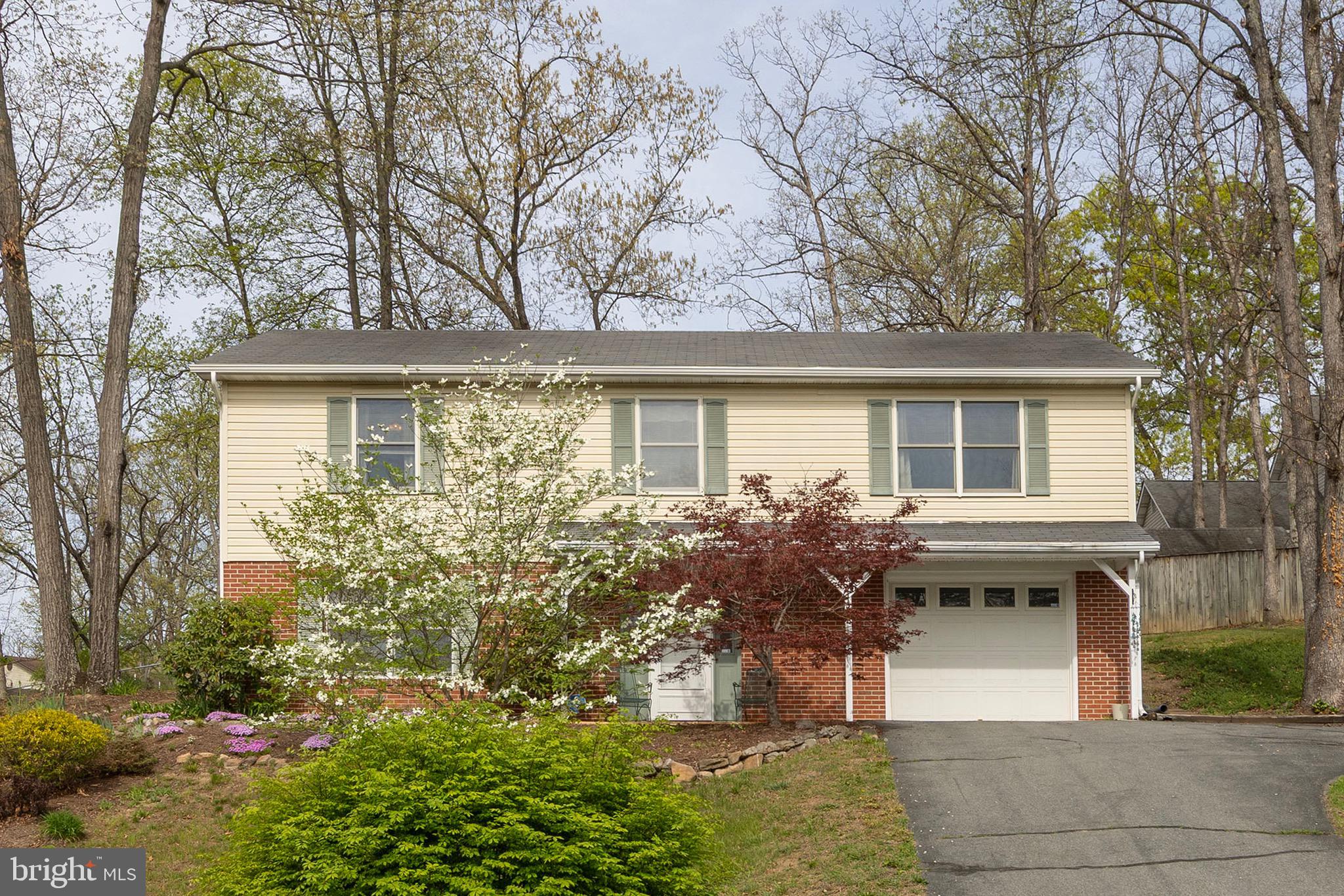 LAKEWOOD MANOR - Residential