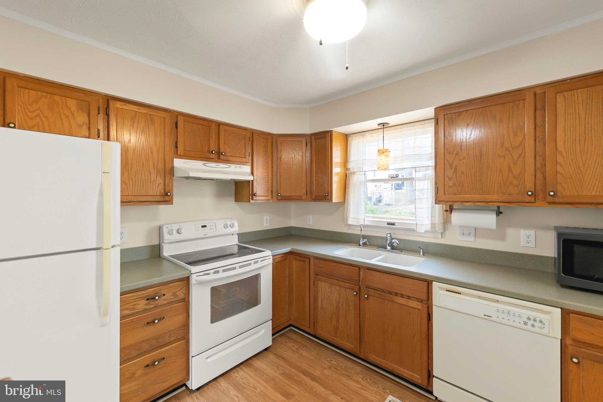 LAKEWOOD MANOR - Residential