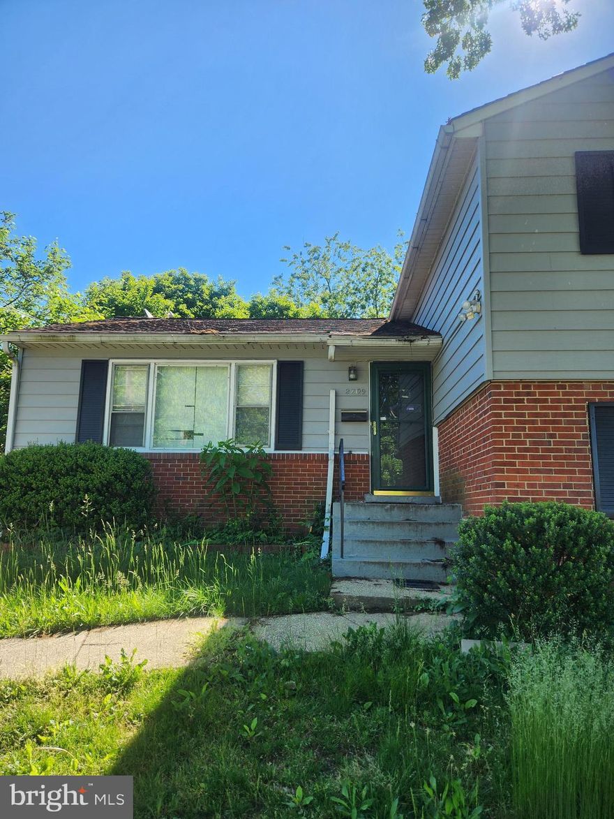 Split foyer in Bucking lodge. Spacious, orginal wood floors,  with little TLC can come to be a real gem.
Estate Sale sold as is where is.