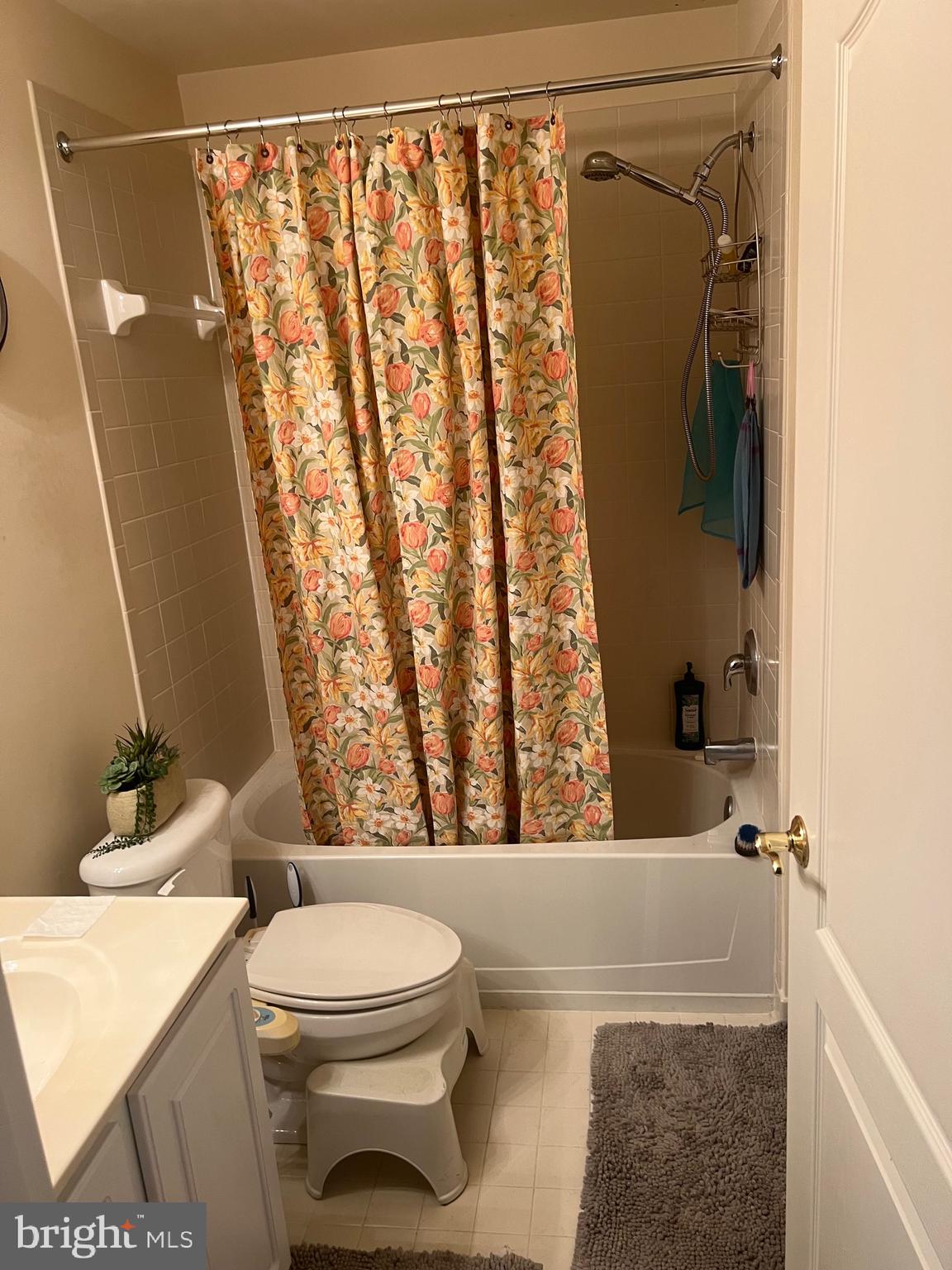 THE VILLAS AT FALLS RUN - Residential Lease