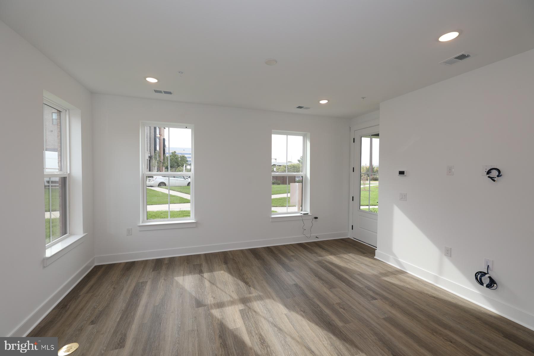 4851 BAUHAUS SQUARE 1