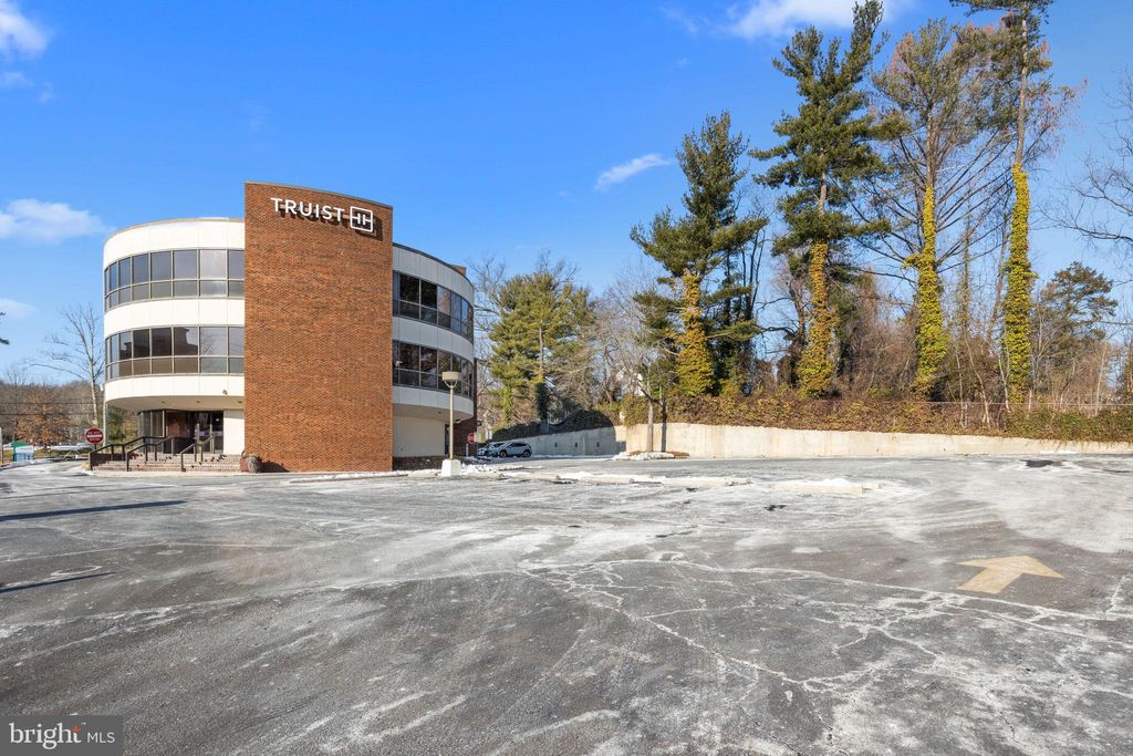 Photo of 667 Welsh Road #3, HUNTINGDON VALLEY, PA 19006 (MLS # PAMC2158942)