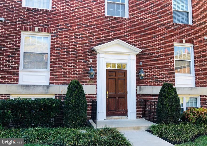 Beautifully maintained 1 bedroom 1 bathroom unit in Homeland Southway.  Private patio, in-unit washer/dryer, and large walk-in closets for plenty of storage. Gated community with pool and fitness area.  Located within a short distance to Notre Dame and Loyola.  Agents see agent remarks for details