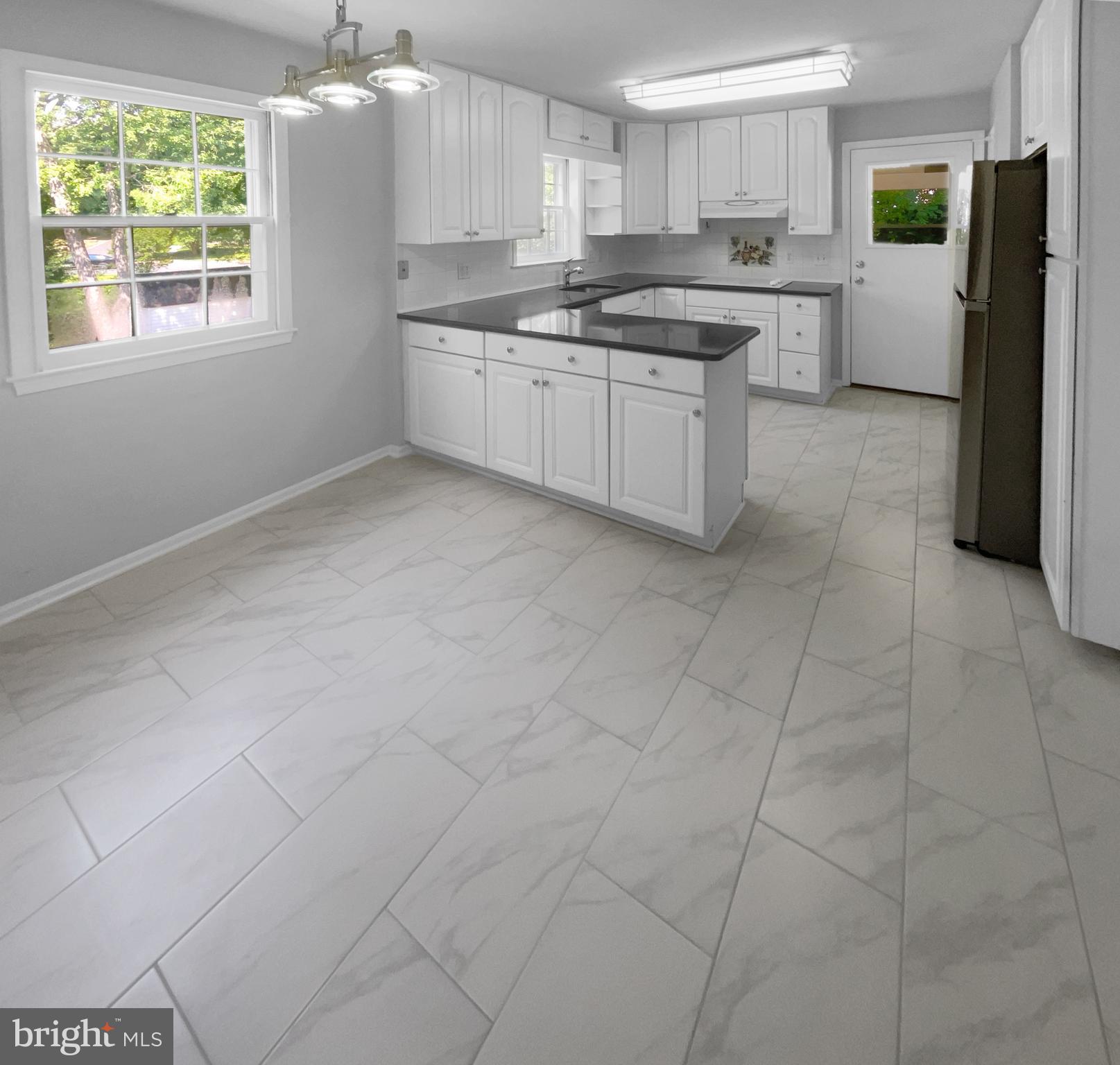 COUNTRY CLUB VIEW - Residential