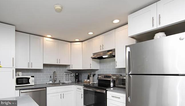 1802 GREENWOOD DRIVE