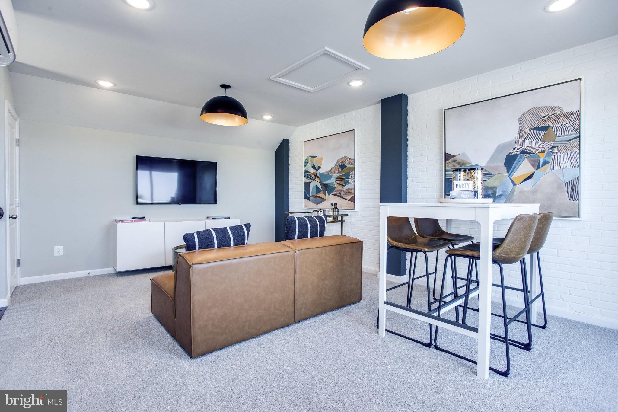 TOWNS AT MARKET COMMONS - Residential