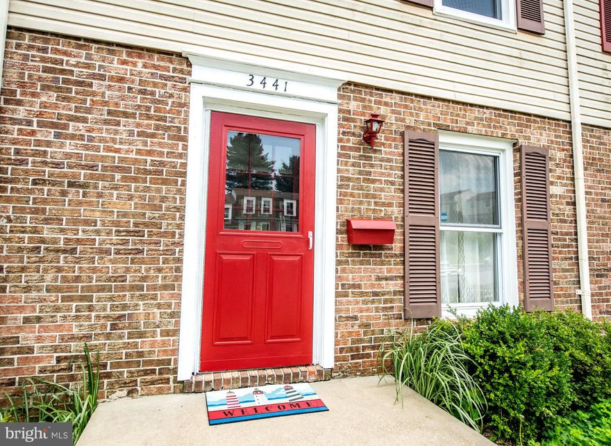 3 BDR, 1.5 BA townhouse in Belmont South. Beautiful kitchen with ceramic tile floor and stainless steel appliances, separate dining room with sliding glass doors to large deck overlooking woods and stream. Finished lower lever with walk out to patio and backyard. Close to major highways, 43, 95 and 695.