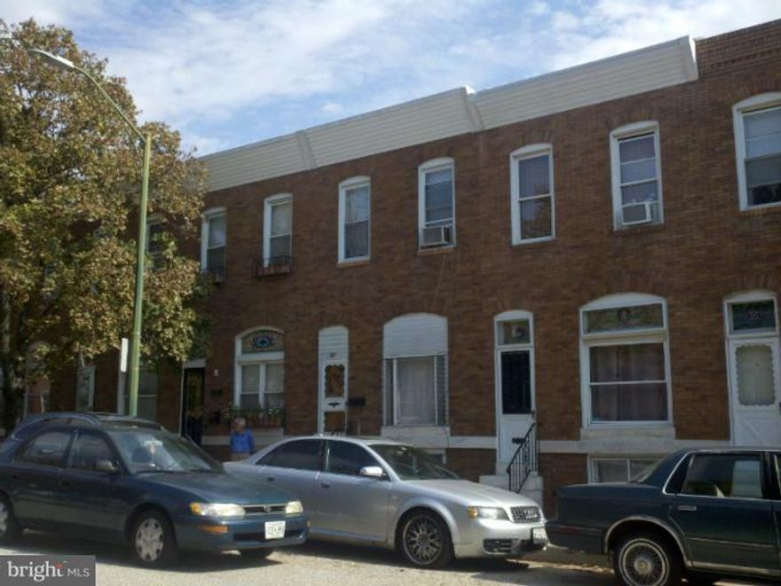 location says it all....convenient to every thing  1/2 block to  the park  3 blocks from the night life.  3 br  1 bath brick town house