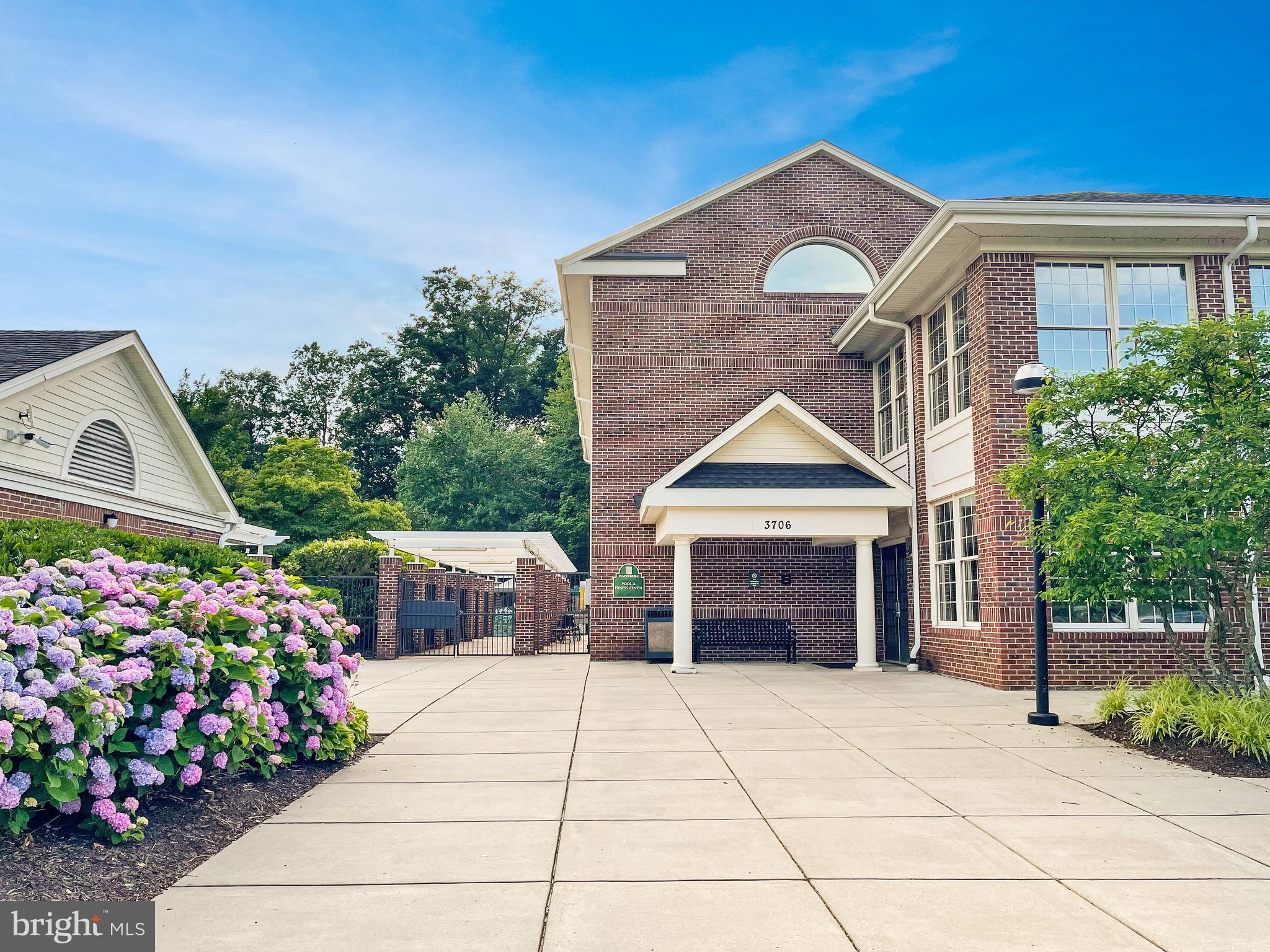 PENDERBROOK SQUARE CONDOMINIUMS - Residential