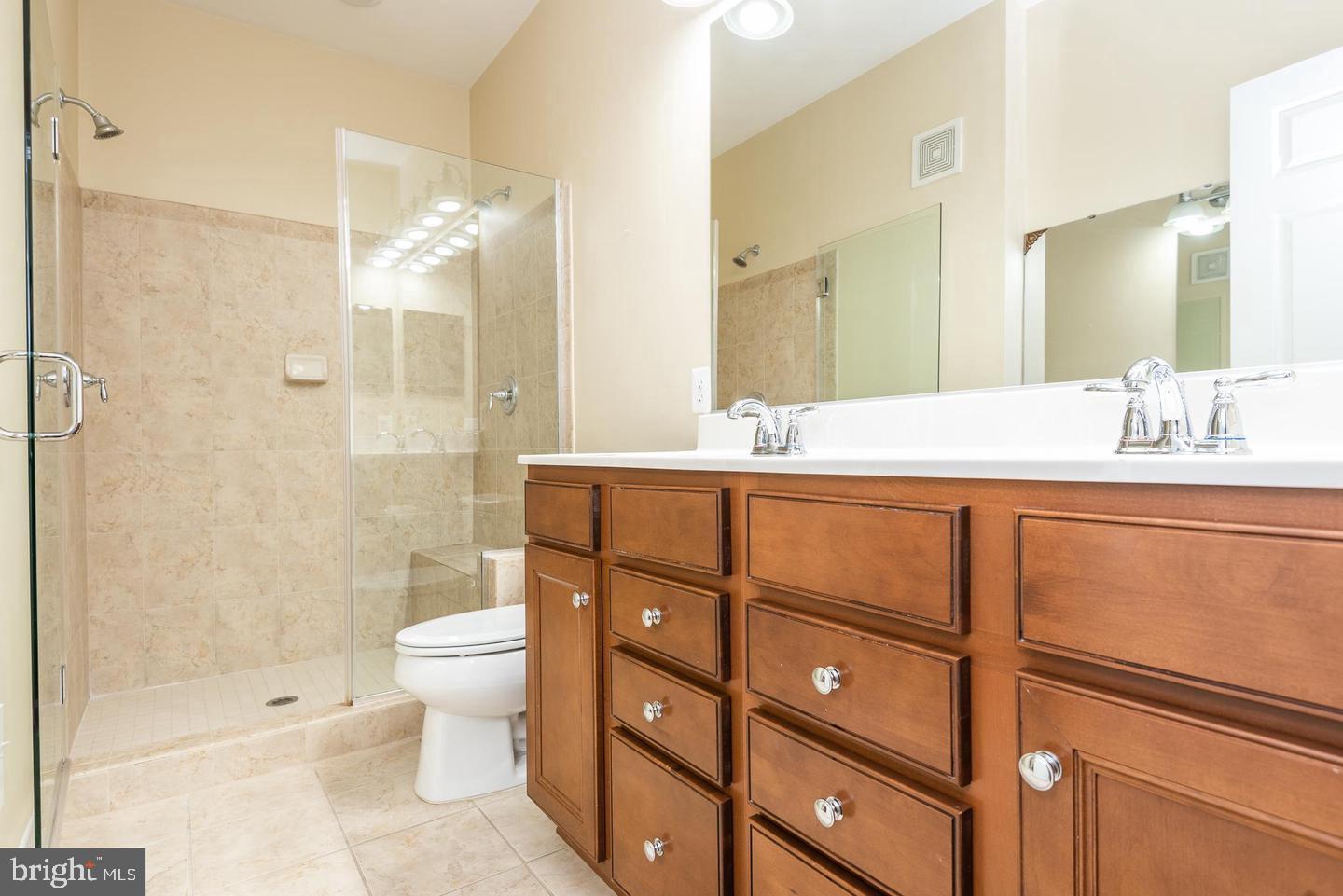 RESIDENCES AT DULLES PRK - Residential Lease