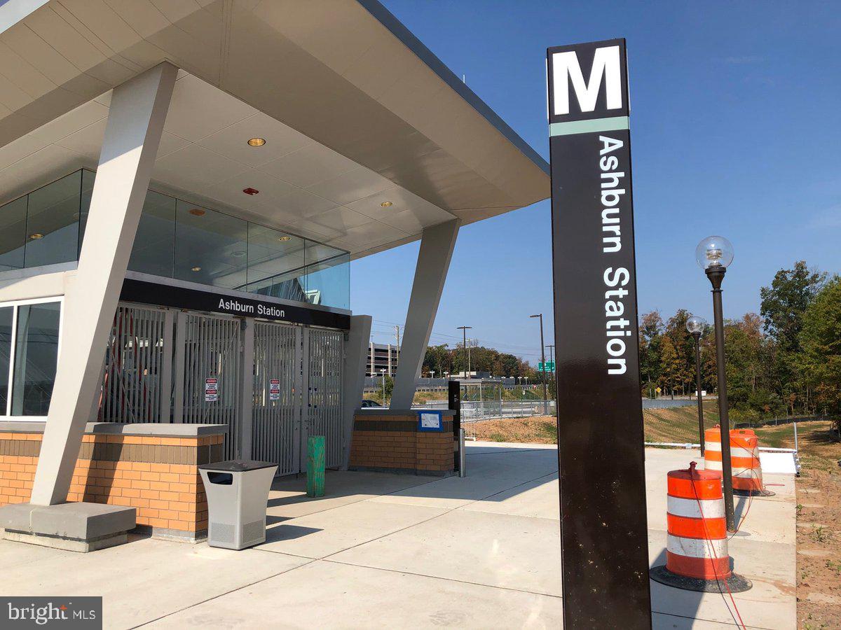 RESIDENCES AT DULLES PRK - Residential Lease