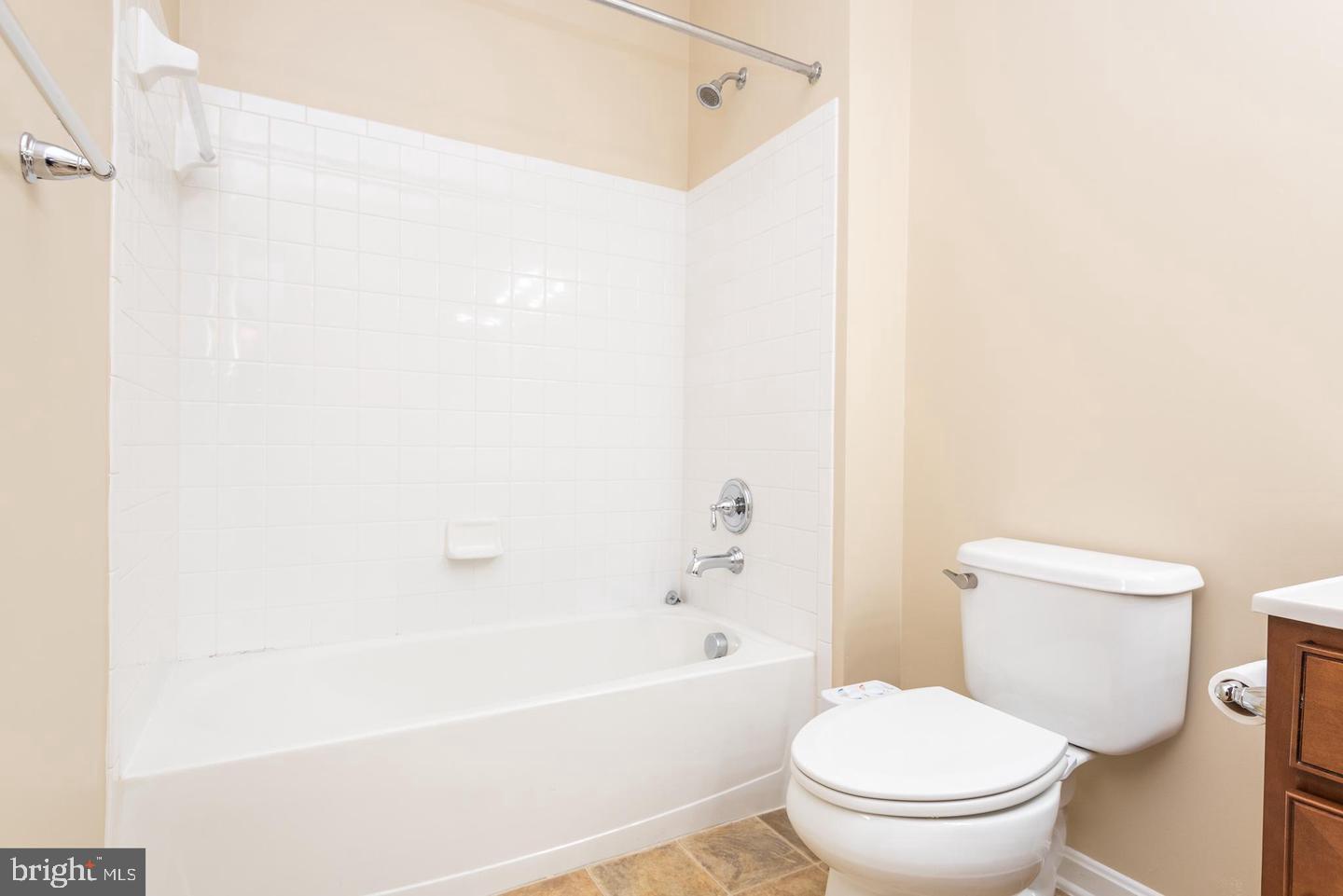 RESIDENCES AT DULLES PRK - Residential Lease